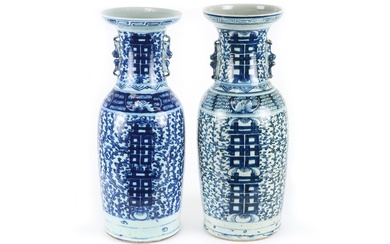 Lot van twee Chinese vazen in porselein met blauwwit decor met karaktertekens...