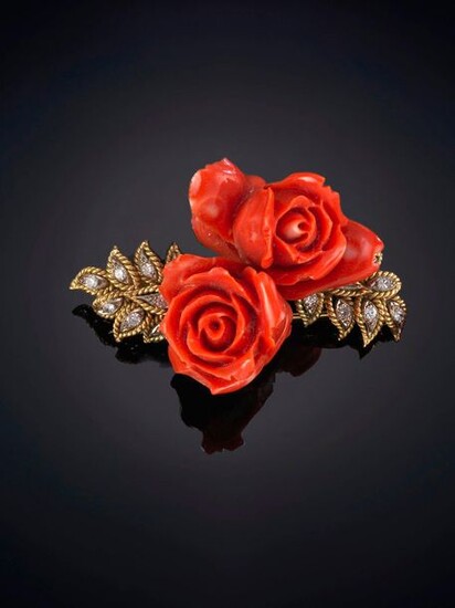 MEDITERRANEAN RED CORAL ROSES BROCHURE DECORATED WITH BRIGHTNESS LEAVES, on 18 k yellow gold frame Price: 300,00 Euros. (49.916 Ptas.)