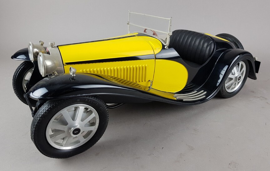 Marc Antonietti et Henri Bossat - Bugatti Type 55, carrossée en Roadster. Plaque au dessous,...