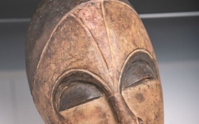 Masque de femme (Afrique, Côte d'Ivoire), serti en couleur (restes de peinture rouge et blanche...