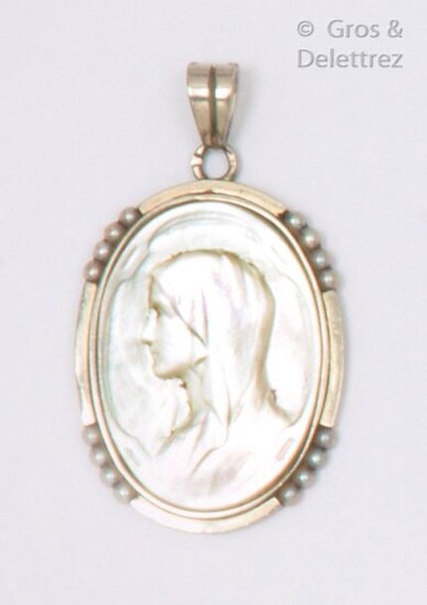 Medal in white gold, decorated with a mother-of-pearl plaque representing the Blessed Virgin in a pearl surround. Length: 3.5cm. Gross weight: 3.3g.