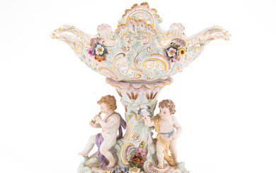 Meissen | SMALL PORCELAIN CENTEPIECE WITH CUPIDS