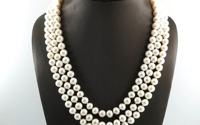 Necklace of three rows of freshwater cultured pearls from 8 to 8,5 diam. approx., clasp barrette in silver 925°/°°°, Gross weight: 126g