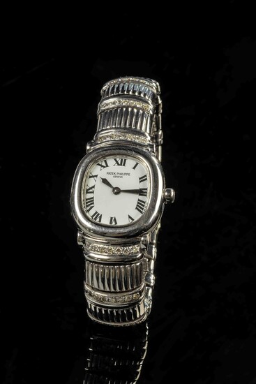 PATEK PHILIPPE. Ref. 4830 - Montre bracelet de dame “Ellipse Lady” en or gris sertie...