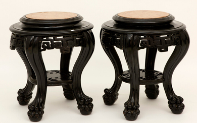 Paar Chinese sokkels in zwartgelakt hout met marmeren blad - hoogte : 55 cm ||pair of Chinese pedestals in black lacquered wood with marble top