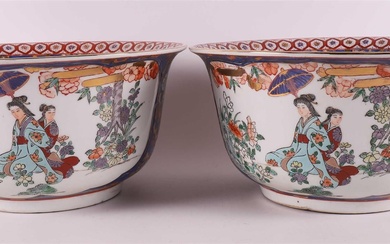 Paire de bols en porcelaine sur pied, Japon, 20e siècle. Décor polychrome d'une dame à...