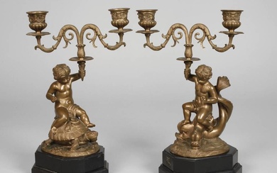 Paire de chandeliers de cheminée avec putti France, 19e siècle, bronze patiné, les putti assis...