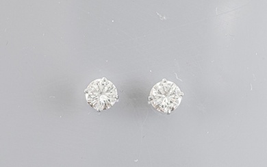 Paire de puces en or gris 750°/°°(18K), chacune est sertie d'un diamant taille brillant de...