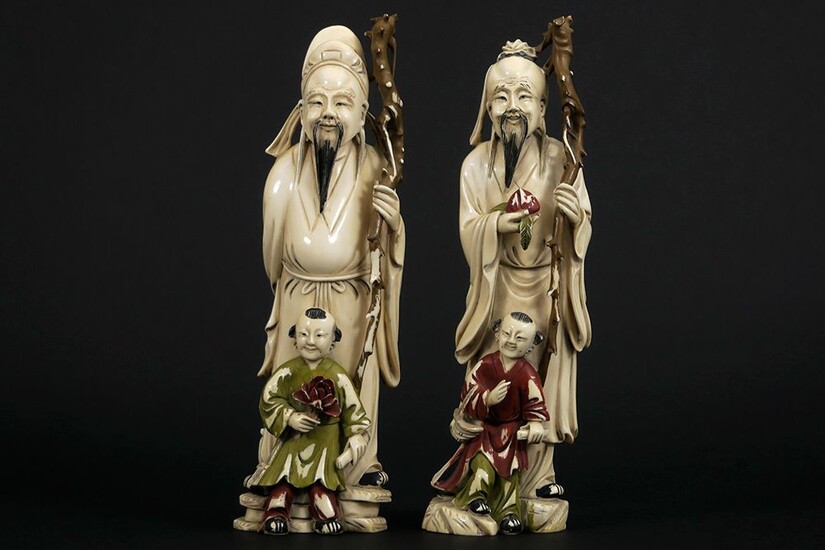 Paire de sculptures antiques chinoises en ivoires partiellement polychromes : "Man met perzik en kind"...