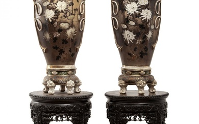 Paire de vases Satsuma. Japon, XIXe siècle. Céramique émaillée et bases en bois d'ébène. Légère...