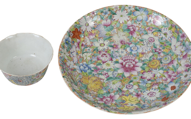 Plat et bol polylobé en porcelaine, au décor "mille fleurs", Chine, XXe s., marque Qianlong sous les bases, diam. 40,5 cm (plat) et 17,5 c