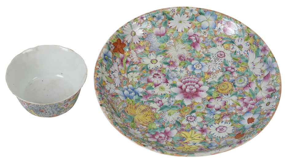 Plat et bol polylobé en porcelaine, au décor "mille fleurs", Chine, XXe s., marque Qianlong sous les bases, diam. 40,5 cm (plat) et 17,5 c
