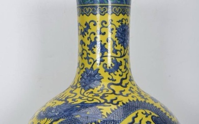 Qing Qianlong blue and white imperial glaze dragon winding celestial globe vase