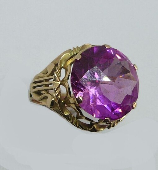 RING in yellow gold, the openwork frame decorated with lyres, decorated with an important pink stone. Gross weight 7 g