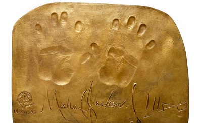 Rare plaque en bronze éditée par le musée Grévin figurant l’empreinte de mains du chanteur...
