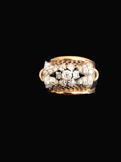 Ring in 18K (750°/°°) yellow gold set with small diamonds forming a flower.