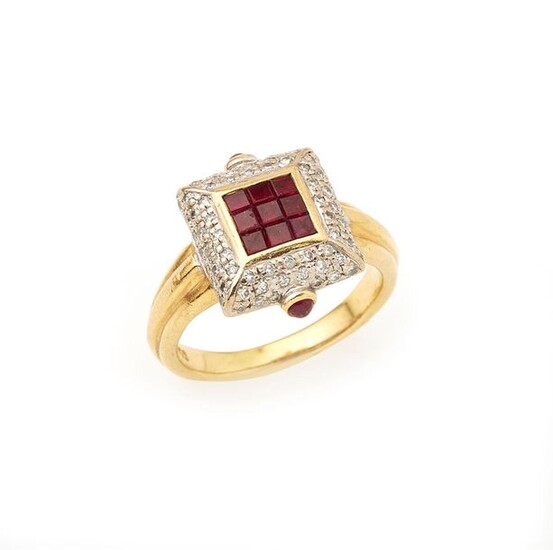 Ring in 18K (750/°°) yellow gold, square platter centered with calibrated rubies, in a setting of brilliants set with cabochon rubies. TDD: 53 Gross weight: 8.7g