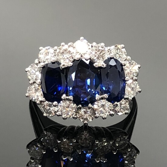 Sapphire ring with brilliant cut diamonds