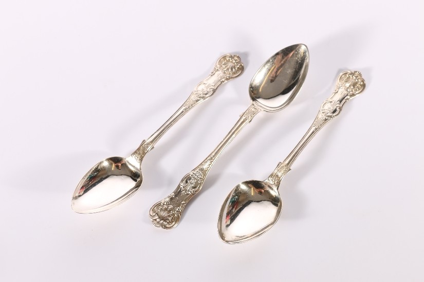 Set of three Scottish silver tea spoons of Queen's pattern, ...