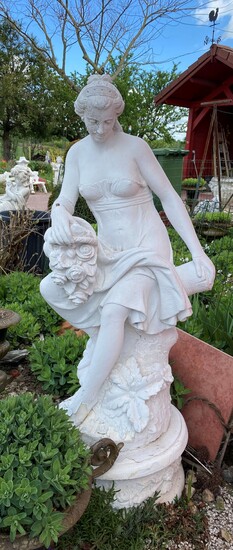 Statue de jardin présentant une femme tenant un panier de roses sur ses genoux, sur...