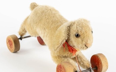 Steiff 'Rabbit on Wheels', 1926. (L:12 x W:29 x H:15,5 cm)