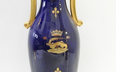 TOURS, attribué à la Manufacture JAGET & PINON : Vase en porcelaine à fond bleu...
