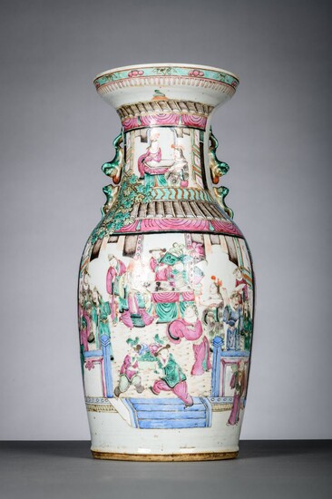 Un vase en porcelaine de Chine famille rose 'audience' (h45cm)