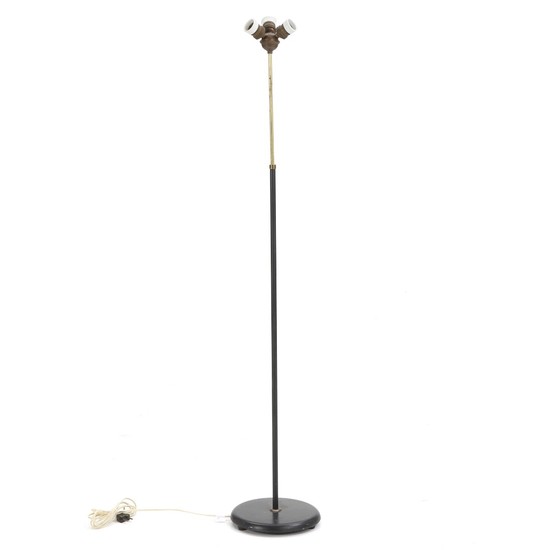 Unknown design: Height adjustable floor lamp with frame of brass and black lacquered metal. H. 154 cm.