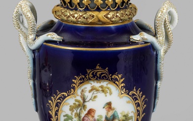 Vase pot-pourri Meissen à décor Watteau et fleurs Sur pied rond avec plinthe carrée, corps...