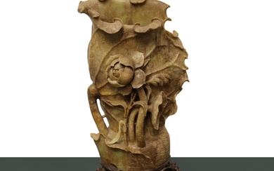 Vaso cinese in pietra saponaria con decorazione floreale, nineteen° secolo
