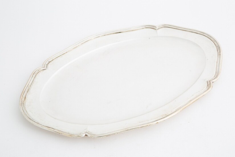 Vassoio ovale in argento 800 polilobato, gr. 1625 ca....