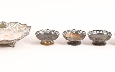 iGavel Auctions: British Sterling Silver Reticulated Center Bowl, London and Four Silver Sorbet Bowls, 1929 ASH1