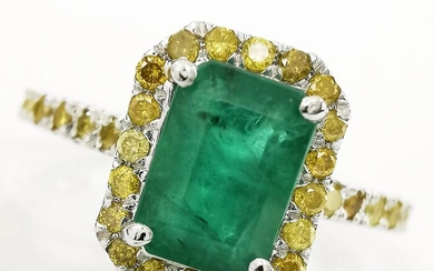 1.10 ct green emerald & 0.40 ct fancy vivid yellow diamonds designer halo ring - 14 kt. White gold - Ring Emerald - Diamonds, AIG Certified No Reserve