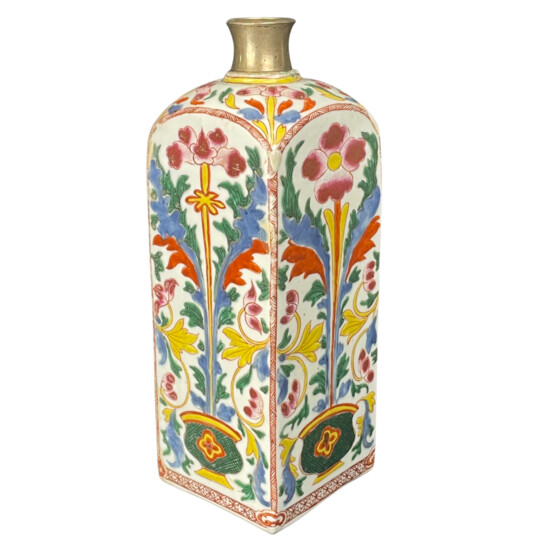 十六世纪五彩方形瓶 16THC WUCAI SQUARE VASE