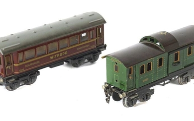 2 cars Märklin, gauge 0, 1 x luggage car 18890, green, brown roof, 2 sliding doors, l: 21,5 cm; 1 x sleeping car ''Mitropa'' 17530, dark red, folding roof, l: 24,5 cm. Part. Signs of age, roof of the luggage van with paint chips.