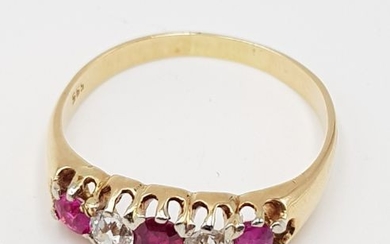 14 kt. Yellow gold - Ruby Ring - 585 Gold - 3 Rubies + 2 Diamonds - 0.55 ct Diamond - Diamond