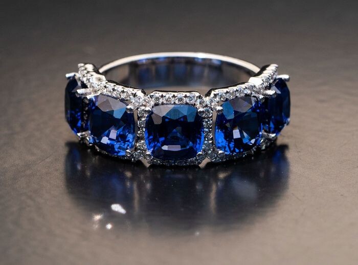 5 stones Sapphire Diamond Ring - 14 kt. White gold - Ring - 9.82 ct Sapphire - 0.62 D-F/VVS Diamonds
