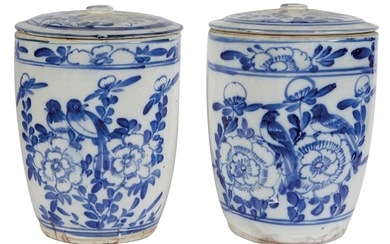 93 Asie : Deux jarres couvertes en grès porcelaineux à couverte blanche et décor