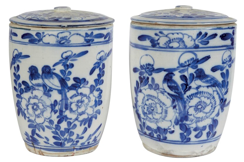 93 Asie : Deux jarres couvertes en grès porcelaineux à couverte blanche et décor