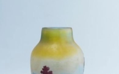 Emile GALLE (1846 1904). Vase en verre triplé à dé…