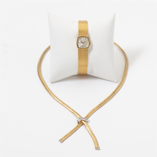 (-), A 14 carat gold fishbone link necklace...