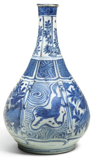 A BLUE AND WHITE 'KRAAK' VASE, MING DYNASTY, WANLI PERIOD