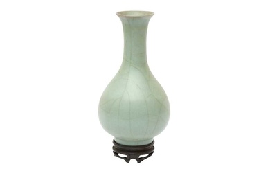 A CHINESE LONGQUAN CELADON-GLAZED VASE, YUHUCHUNPING 宋或後期 龍泉窯青釉玉壺春瓶