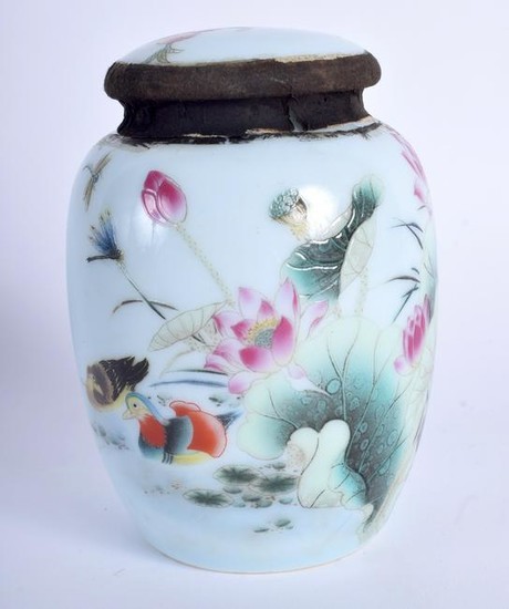 A CHINESE PORCELAIN TEA CANISTER, decorated with birds