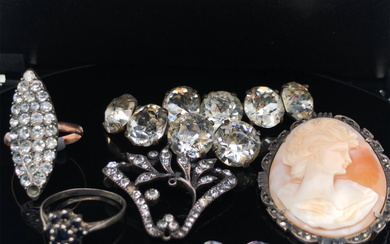 A COLLECTION OF ANTIQUE AND LATER JEWELLERY TO INCLUDE A PAIR OF FRENCH LARGE PASTE BARS, A SILVER