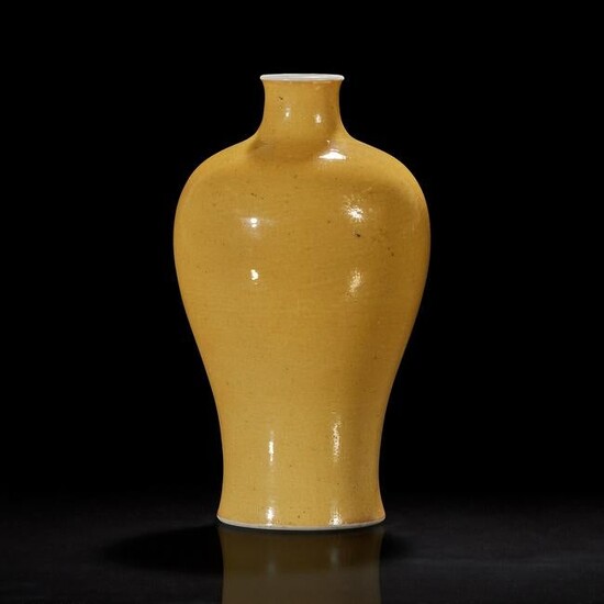 A Chinese yellow-glazed porcelain meiping vase 黄