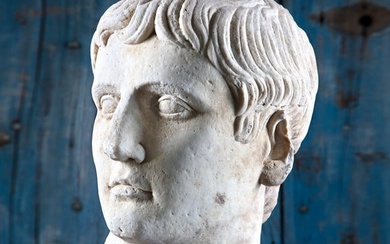 A GRAND TOUR SCULPTED WHITE MARBLE HEAD OF JULIUS CAESAR AUGUSTUS, 19TH CENTURY, AFTER THE MANNER OF