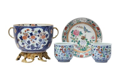 A JAPANESE IMARI POT, A FAMILLE-ROSE DISH, AND TWO JARDINIERES 十九至二十世紀 伊萬里罐，粉彩盤盆一對