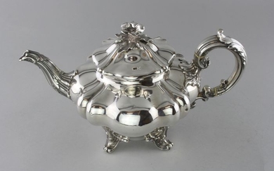A Late Georgian/Early Victorian Teapot - .925 silver - England - 1837