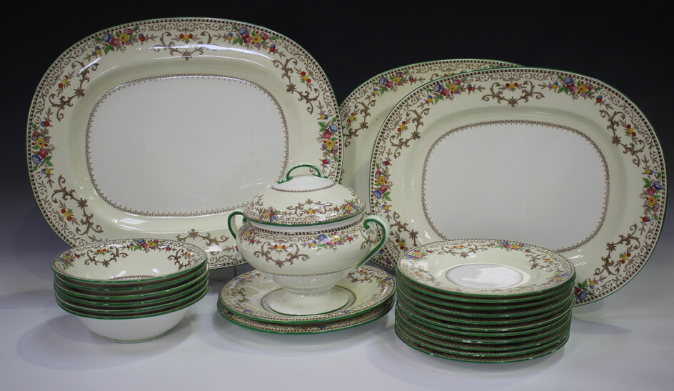 A Mintons Shaftesbury pattern part service, comprising twelve dinner plates, twelve dessert plates